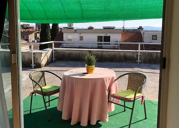 Nora Apartment Split